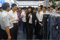 陳建華市長(zhǎng)視察我集團(tuán)廣交會(huì)服裝展位